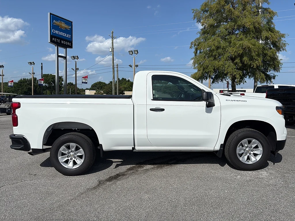 Used 2025 Summit White Chevrolet  image 4