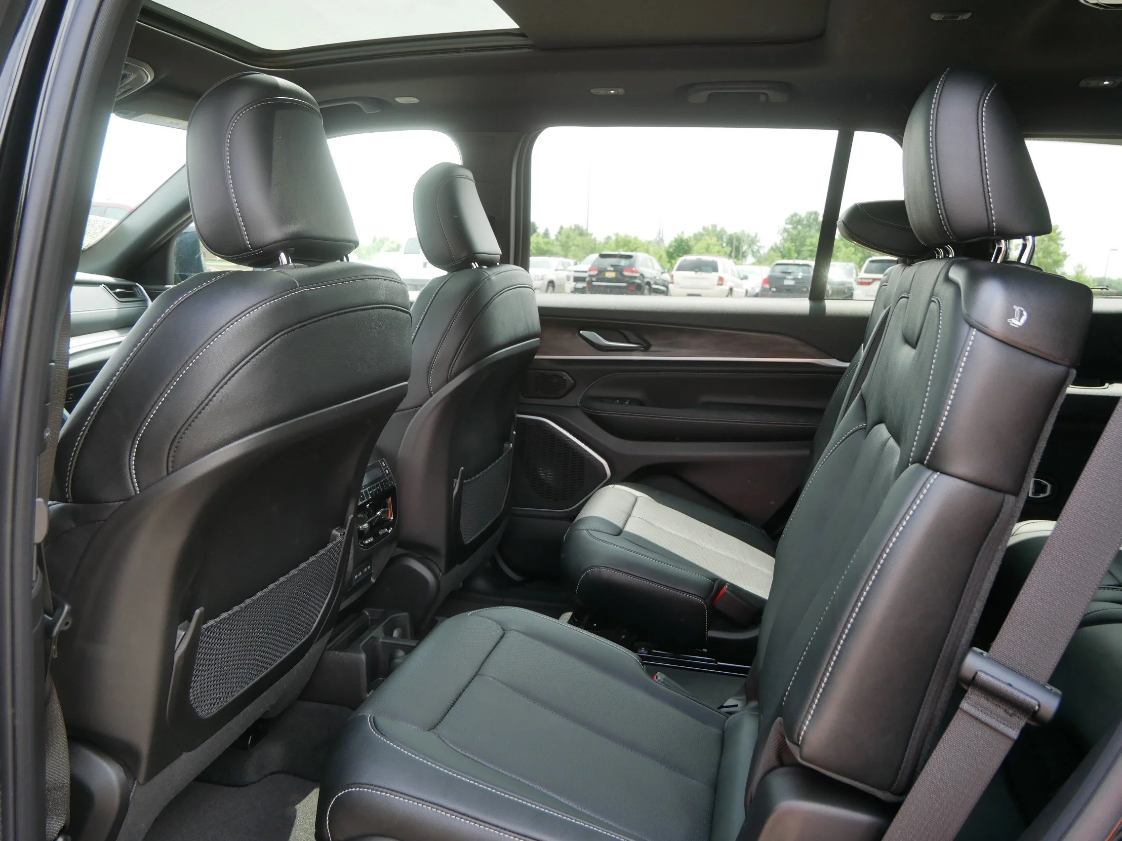 New 2026 Diamond Black Crystal Pearl-Coat Exterior Paint Jeep Limited Reserve image 6