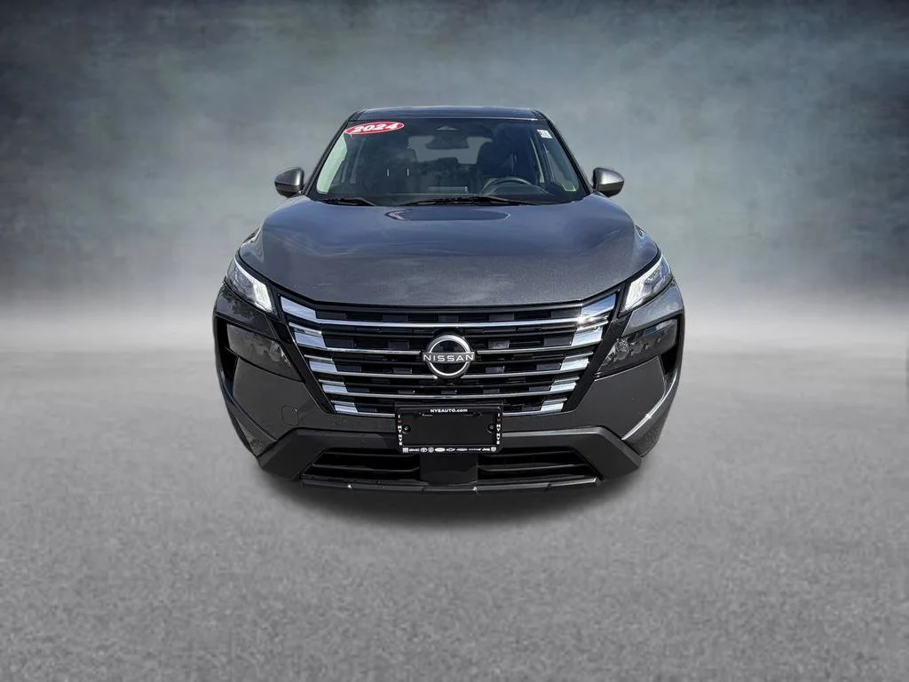 Used 2024 Gray Nissan SV image 9
