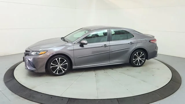 Used 2018 Gray Toyota SE image 5