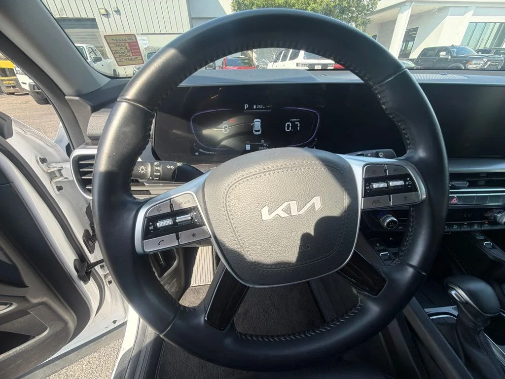Used 2025 White Kia S image 13