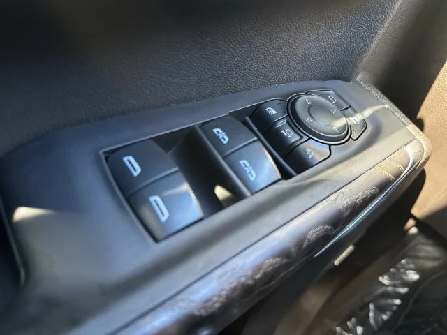 Used 2022 White GMC Denali image 29
