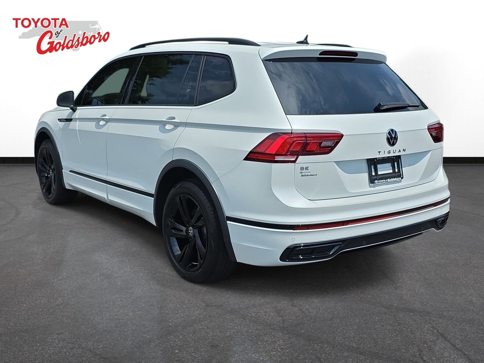 Used 2024  Volkswagen 2.0T SE R-Line Black image 7