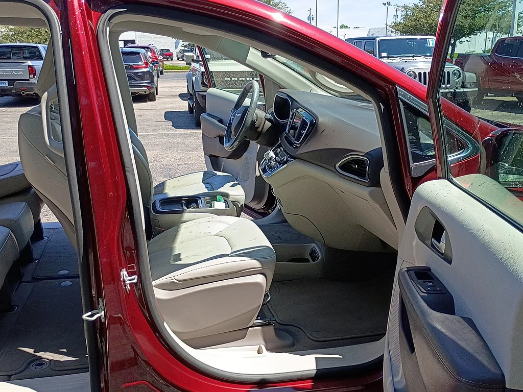 Used 2020 Velvet Red Pearl Coat Chrysler Launch Edition image 16