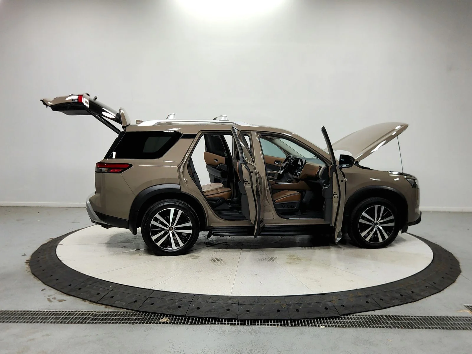 Used 2023  Nissan Platinum image 17