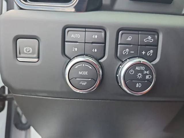 Used 2024 White GMC AT4 image 27