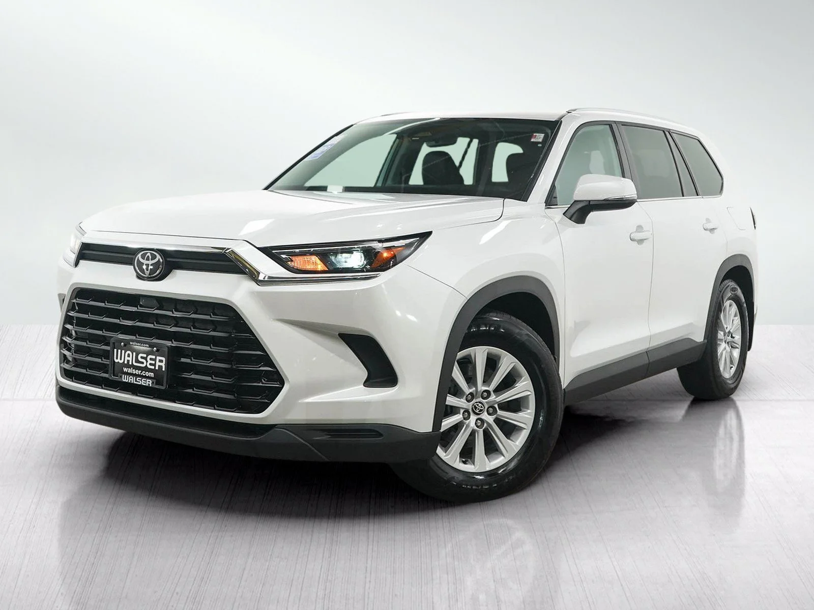 Used 2025  Toyota XLE image 1