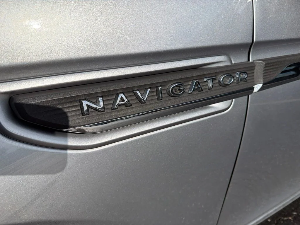Used 2022 Silver Lincoln Reserve image 13