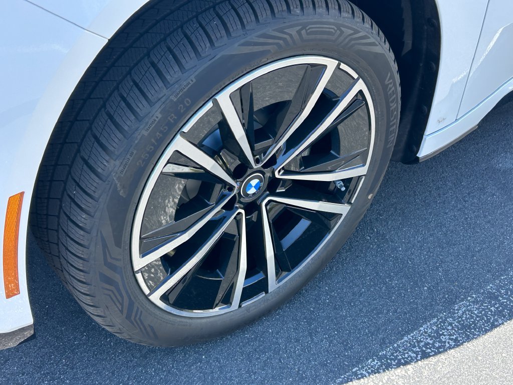 New 2027 Alpine White BMW  image 3