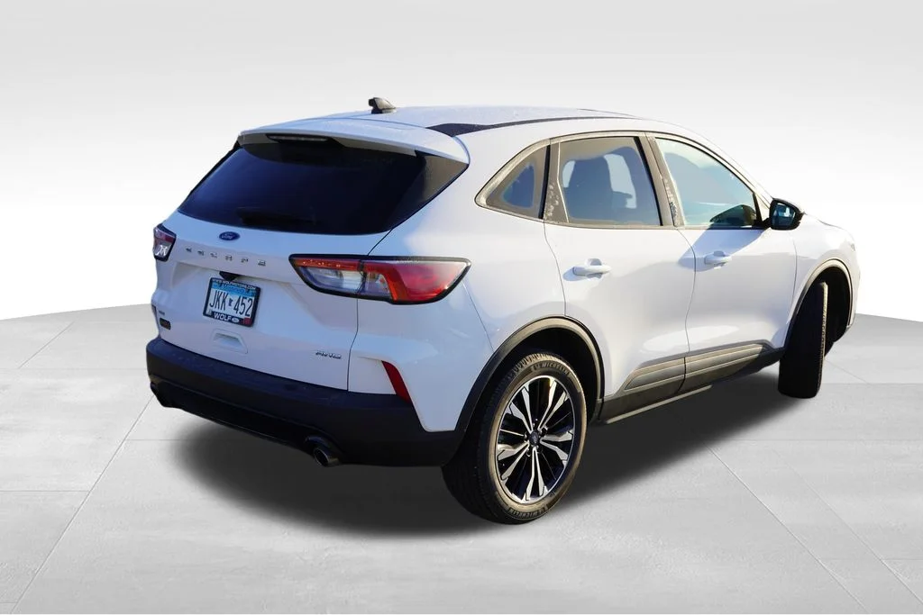 Used 2022 Oxford White Ford SE image 3