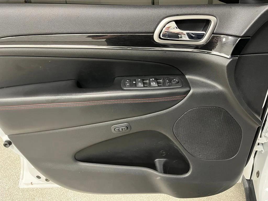Used 2017 White Jeep Trailhawk image 23
