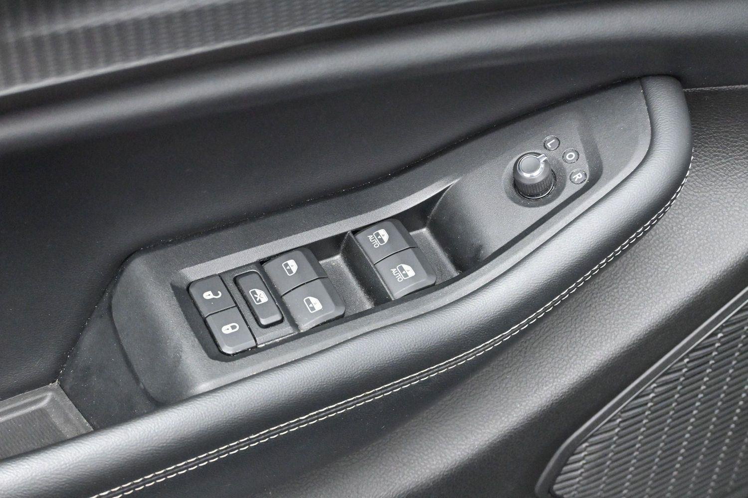 Used 2023 Diamond Black Crystal Pearlcoat Jeep Altitude image 10