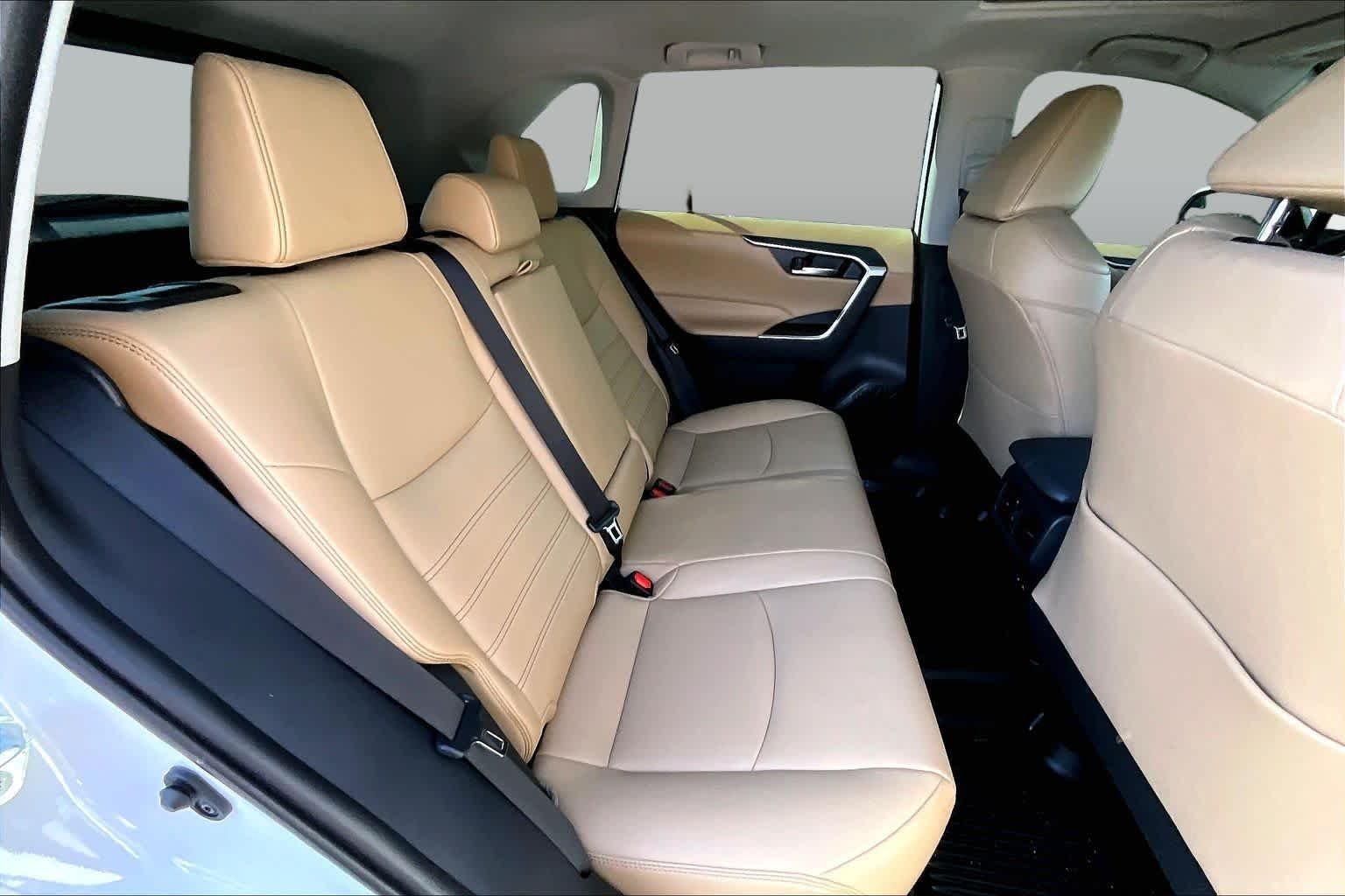 Used 2025 Wind Chill Pearl Toyota XLE Premium image 20