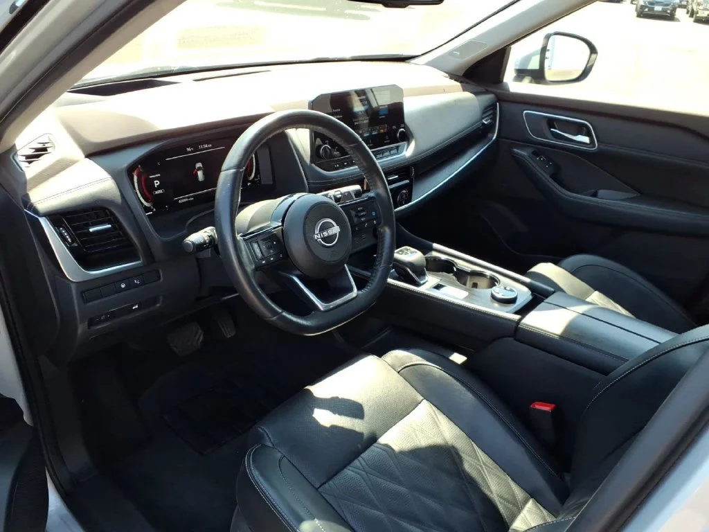 Used 2022 Silver Nissan Platinum image 22