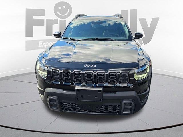 New 2026 Diamond Black Crystal Pearl-Coat Exterior Paint Jeep Limited image 2