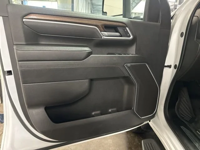 Used 2025 Summit White Chevrolet LT image 8