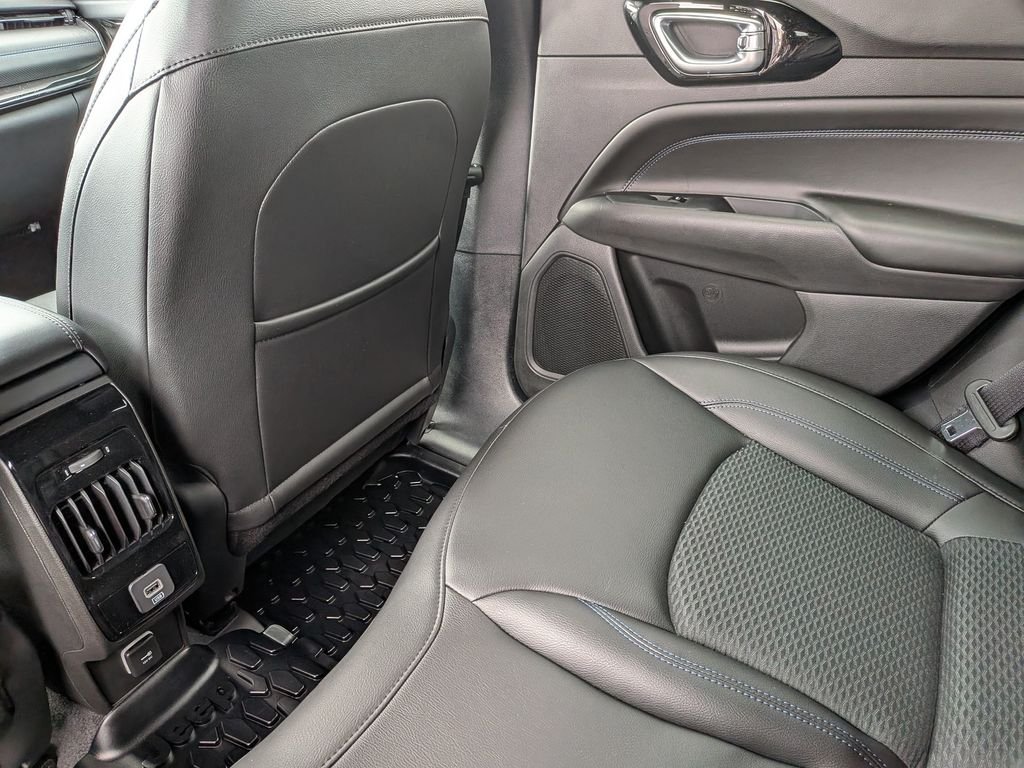New 2026 Diamond Black Crystal Pearl-Coat Exterior Paint Jeep Latitude image 34