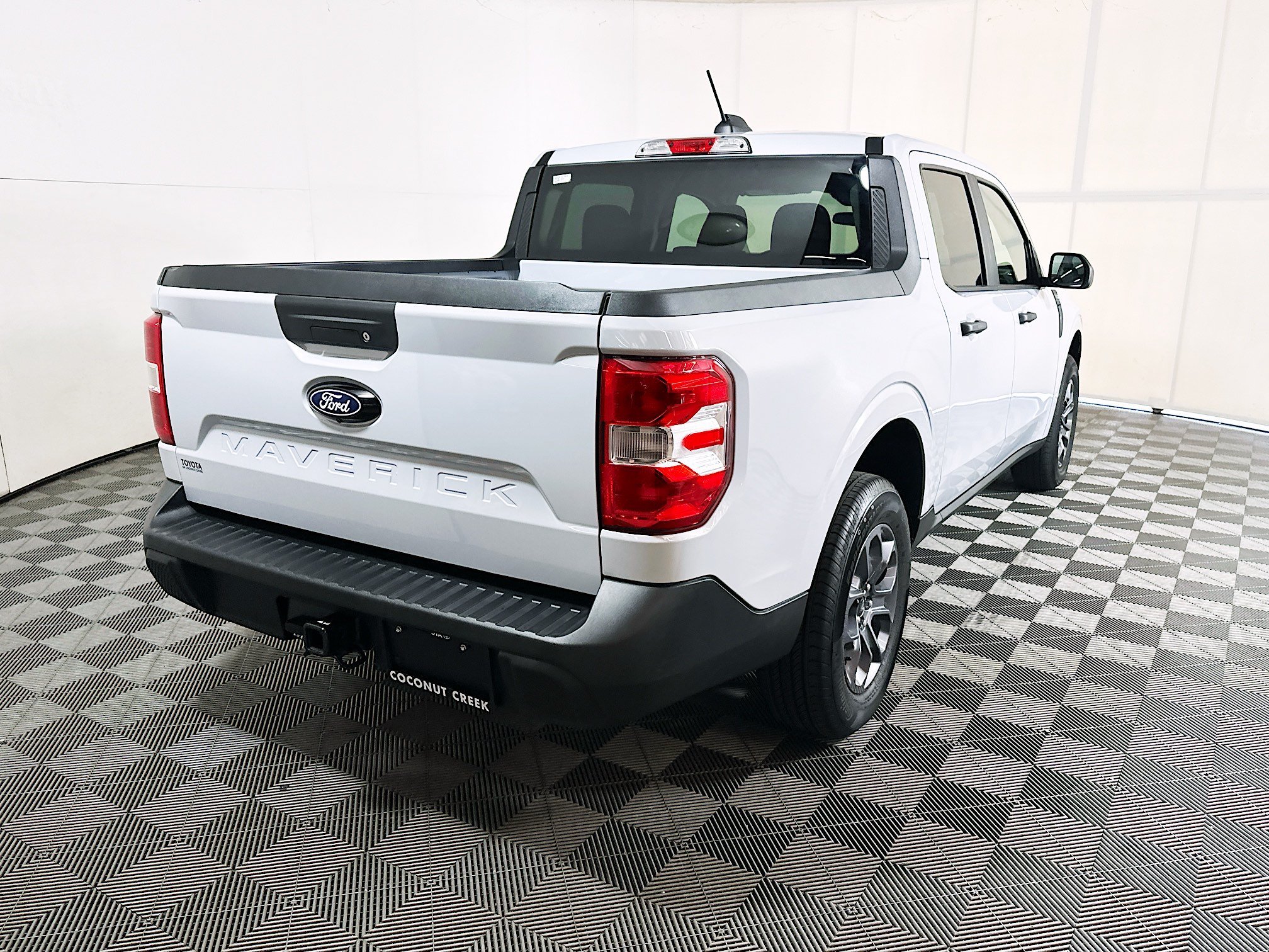 Used 2025 White Metallic Ford XLT image 3