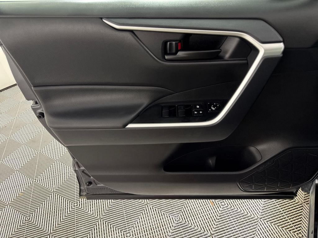 2025 Toyota RAV4 LE - Photo 10