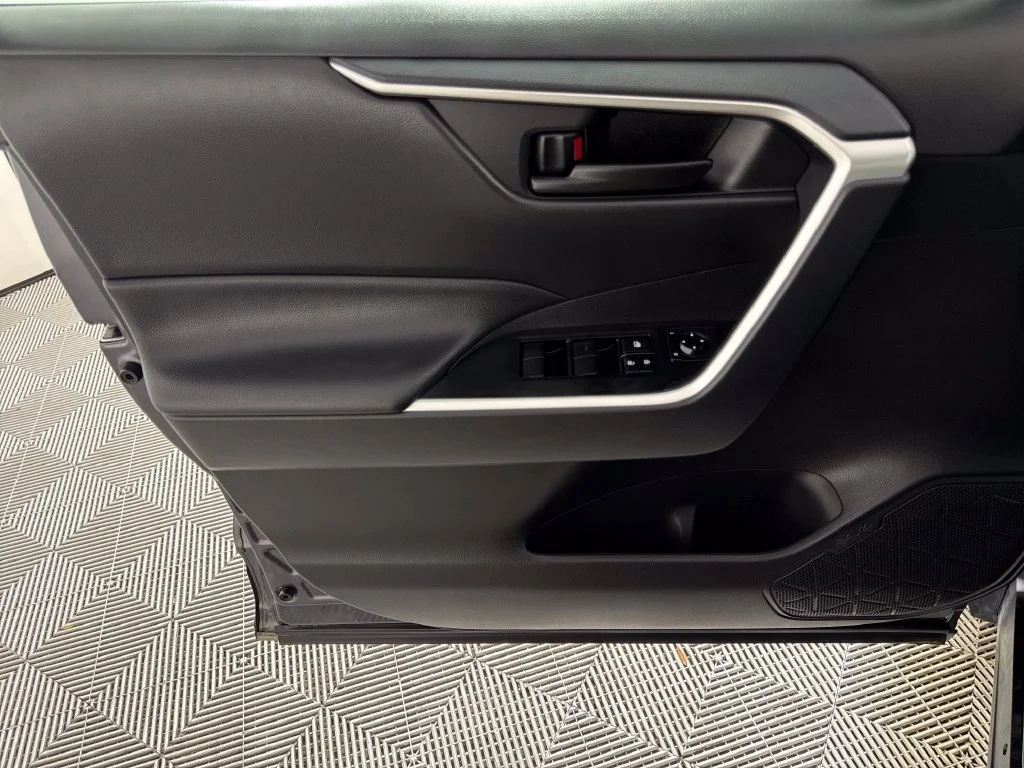 2025 Toyota RAV4 LE - Photo 10