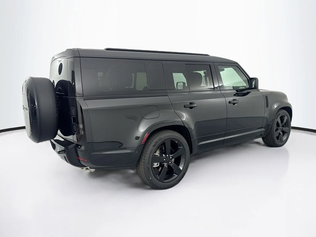 New 2026 Santorini Black Land Rover X-Dynamic SE image 5