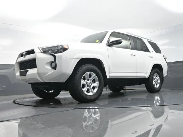 Used 2018 White Toyota SR5 image 36