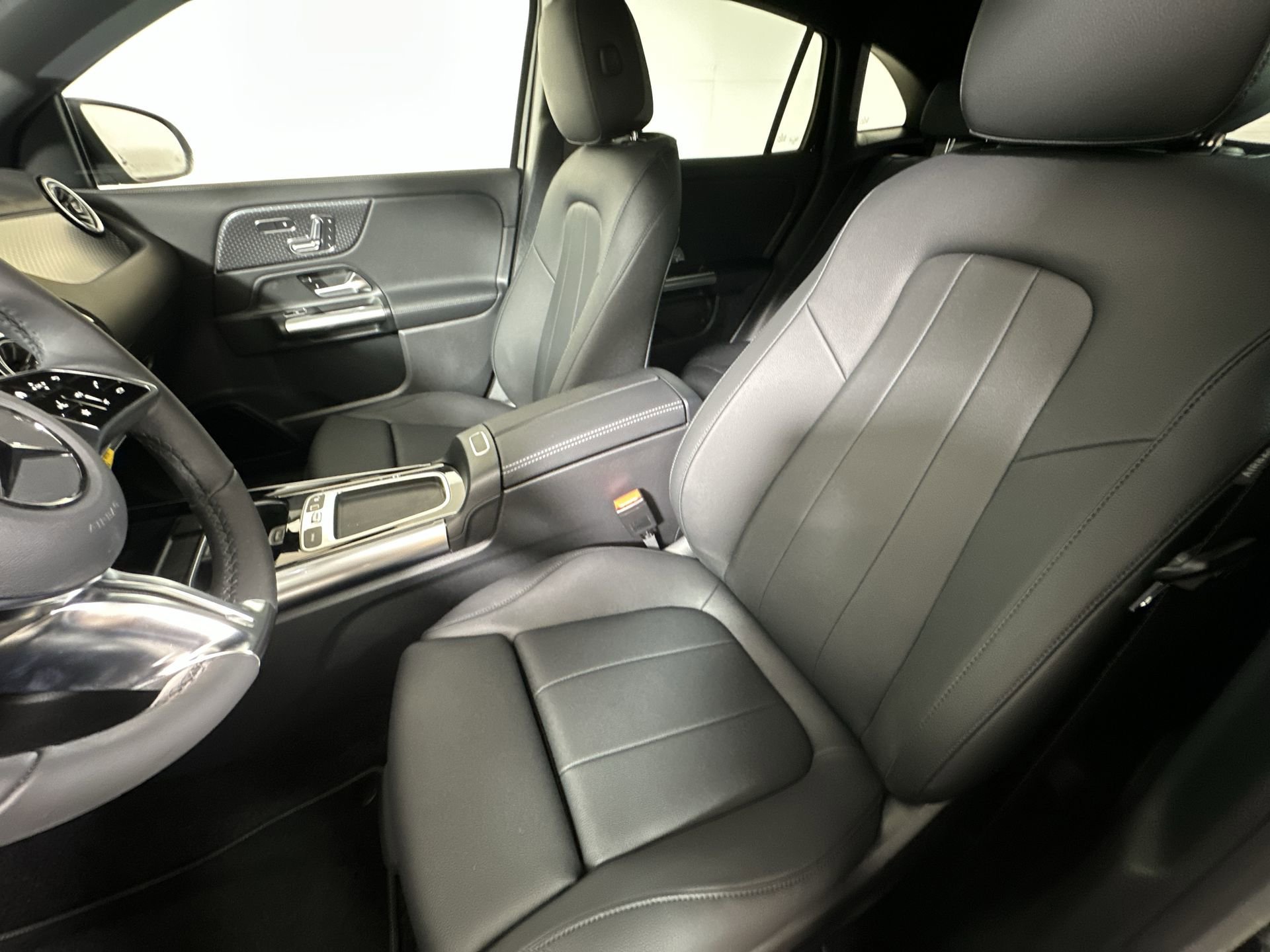Used 2025 COSMOS BLACK METALLIC Mercedes-Benz GLA 250 image 11