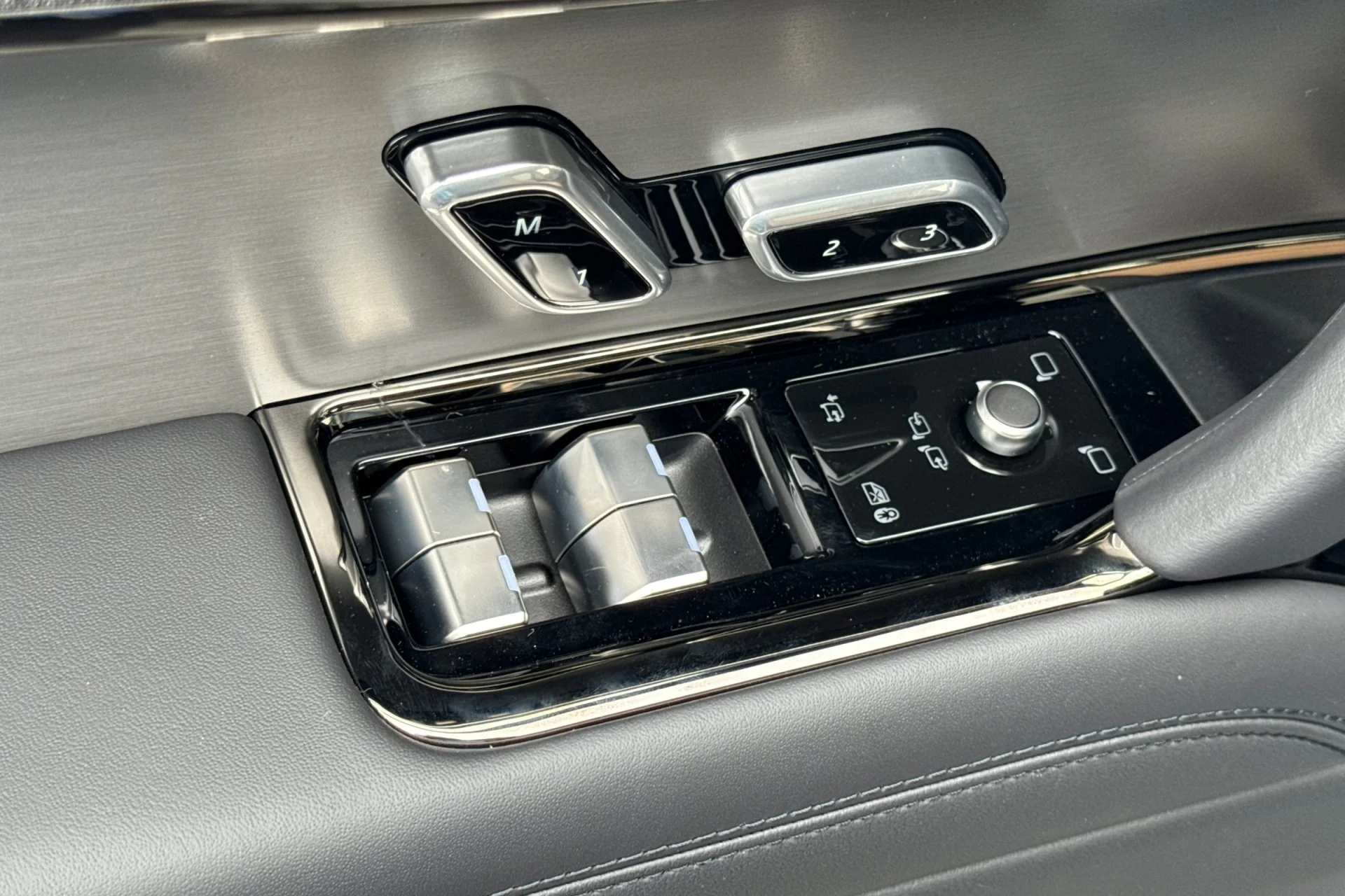 New 2026 Borasco Grey Land Rover Dynamic SE image 15