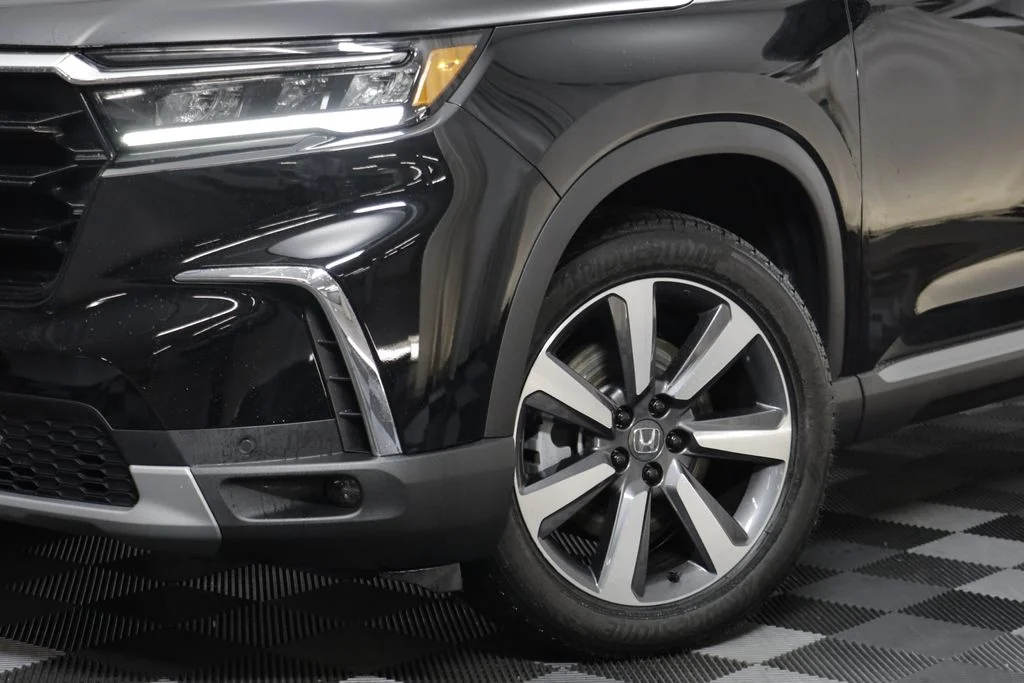 Used 2024 Crystal Black Pearl Honda Touring image 3