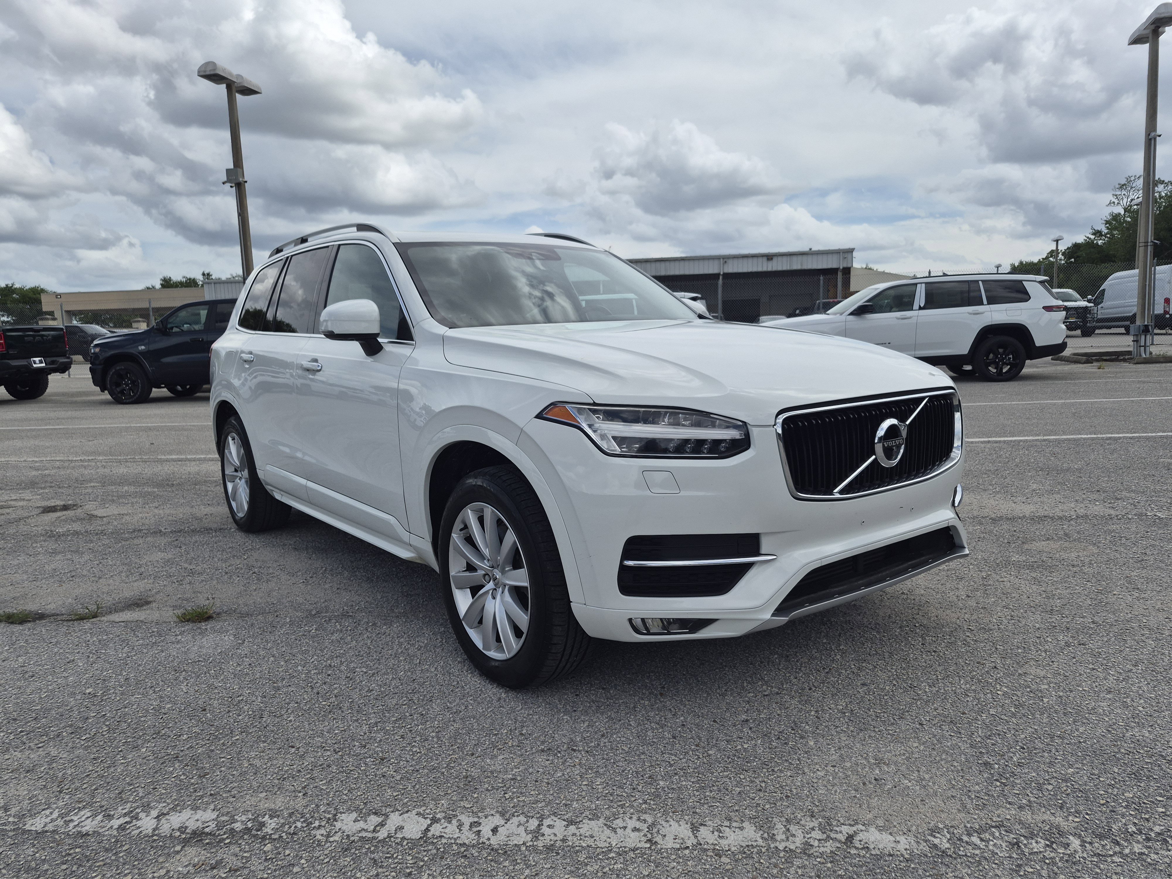 2017 Volvo XC90 T6 AWD Momentum's photo