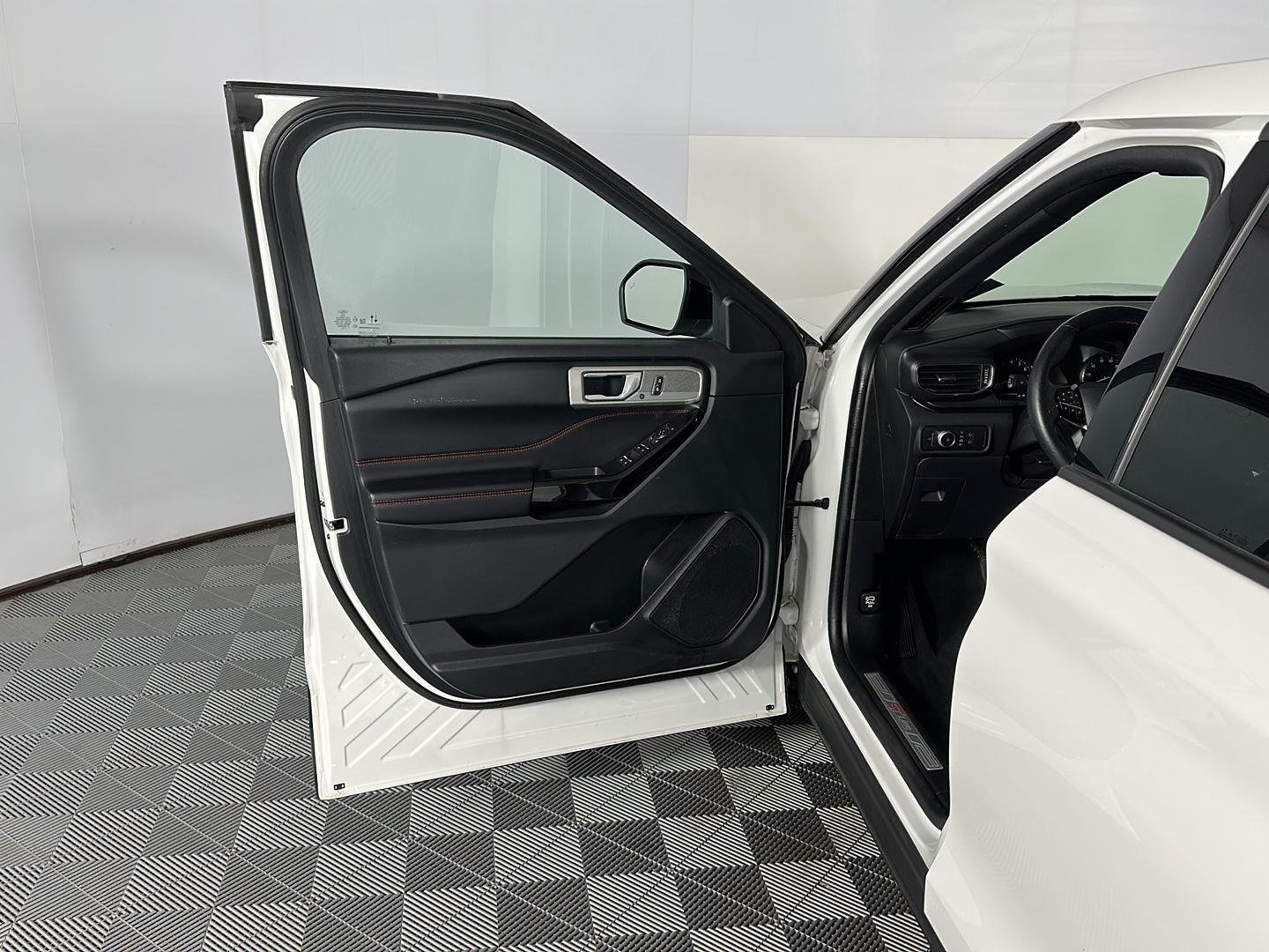 Used 2022 Star White Metallic Tri-Coat Ford ST-Line image 20