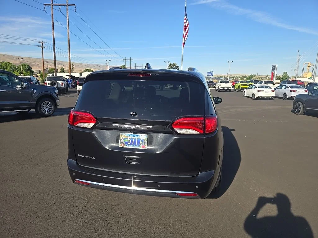 Used 2019 Black Chrysler Touring L image 5