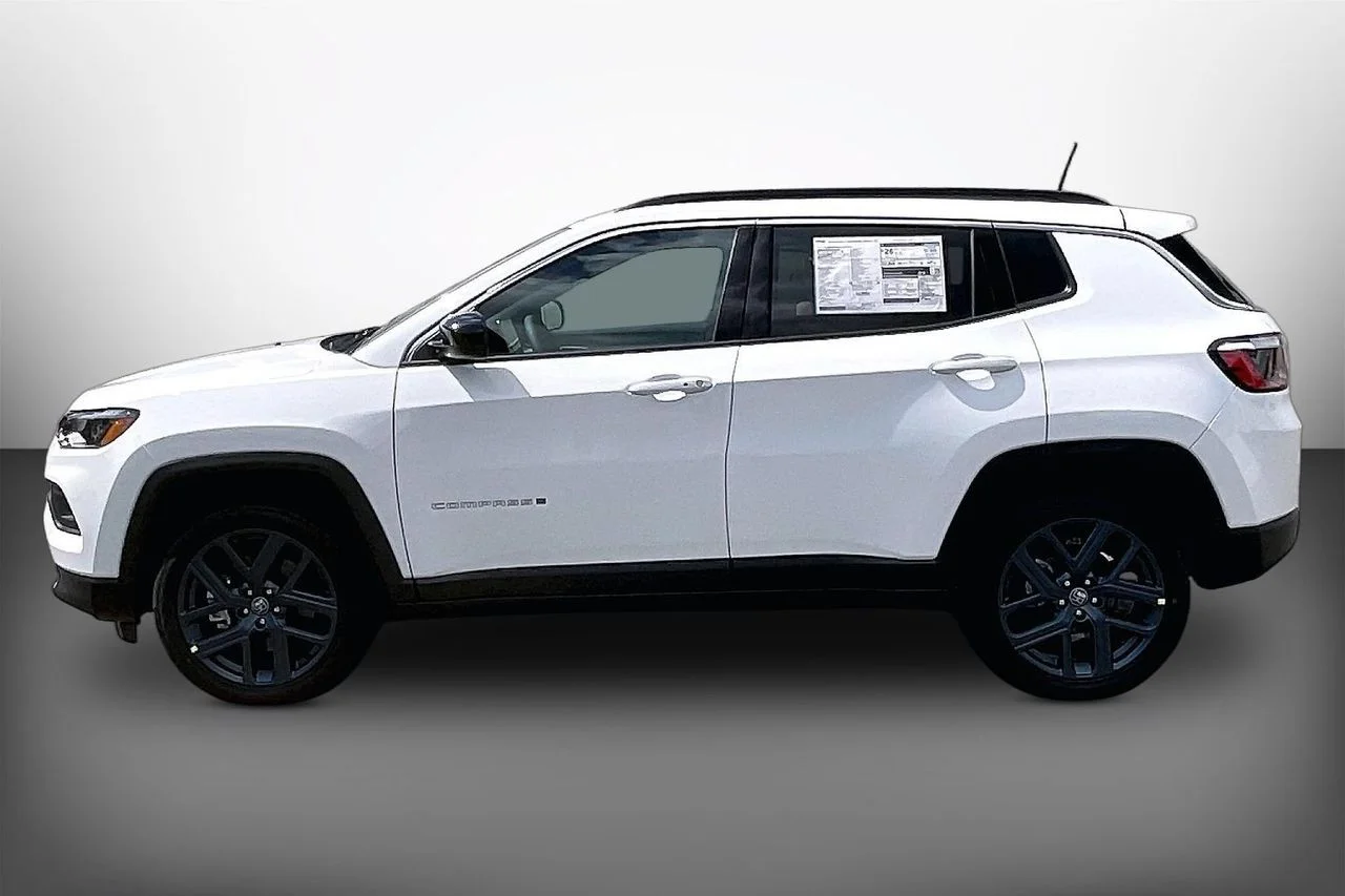 New 2026 Bright White Clearcoat Jeep Latitude image 5