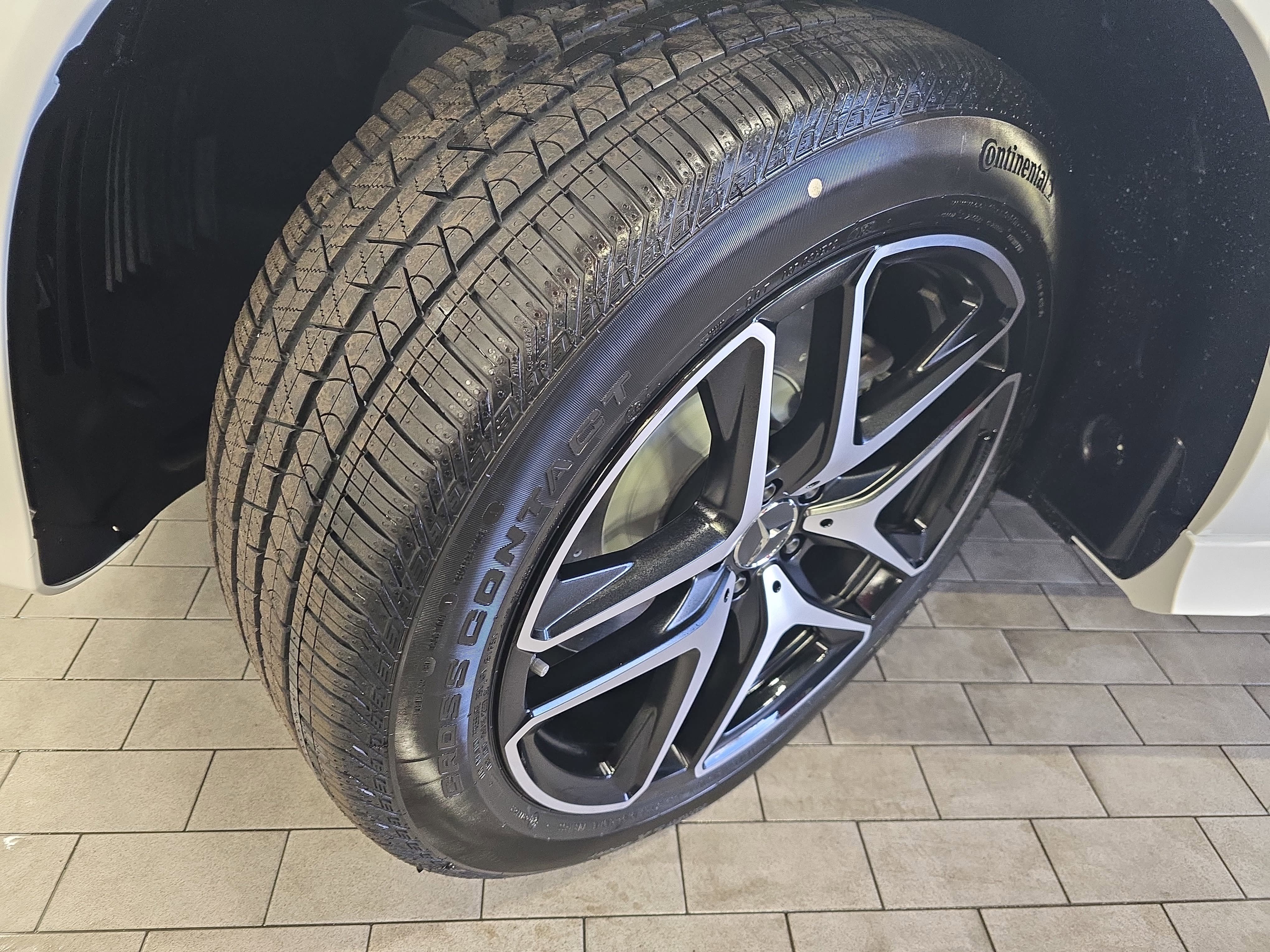 New 2026 MANUFAKTUR Moonlight White Metallic Mercedes-Benz AMG® GLE 53 4MATIC+ Coupe image 34