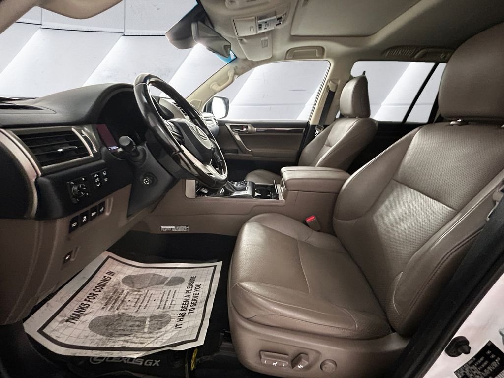 Used 2021  Lexus 460 Luxury image 7