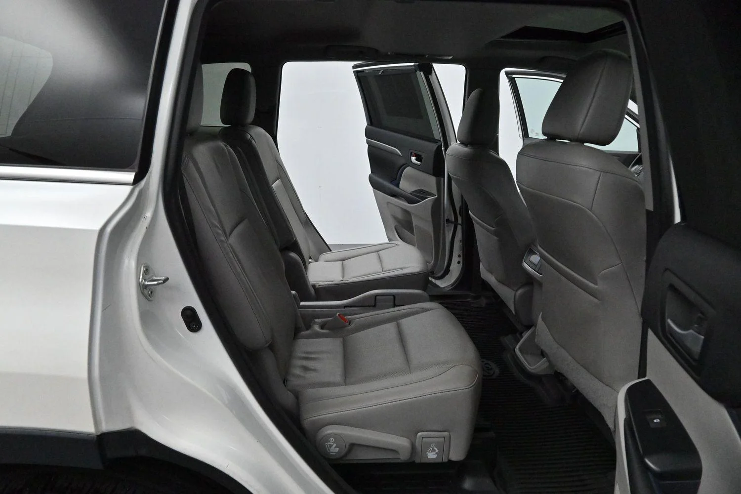 Used 2017 Blizzard Pearl Toyota Limited image 38