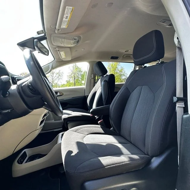 Used 2023 Bright White Clearcoat Chrysler LX image 15