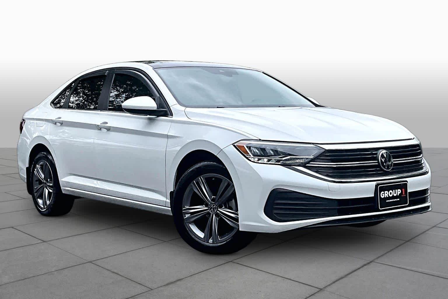 Used 2023 Opal White Pearl Volkswagen SE image 3