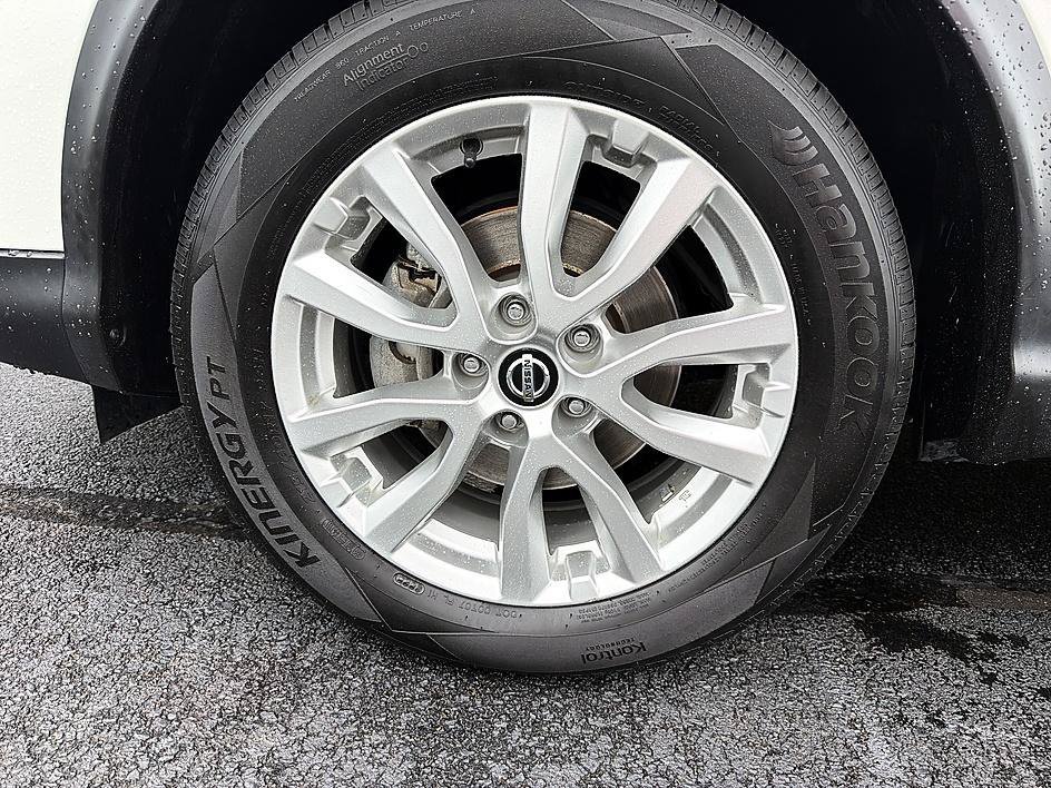 Used 2021 Glacier White Nissan S image 8
