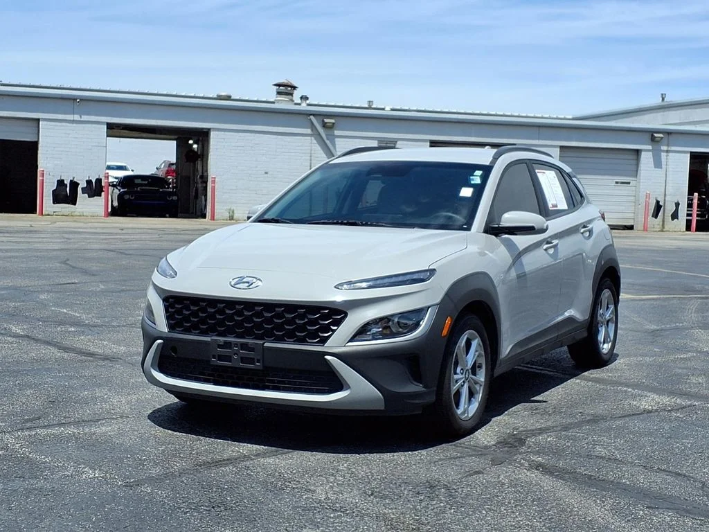 Used 2023 Silver Hyundai SEL image 2