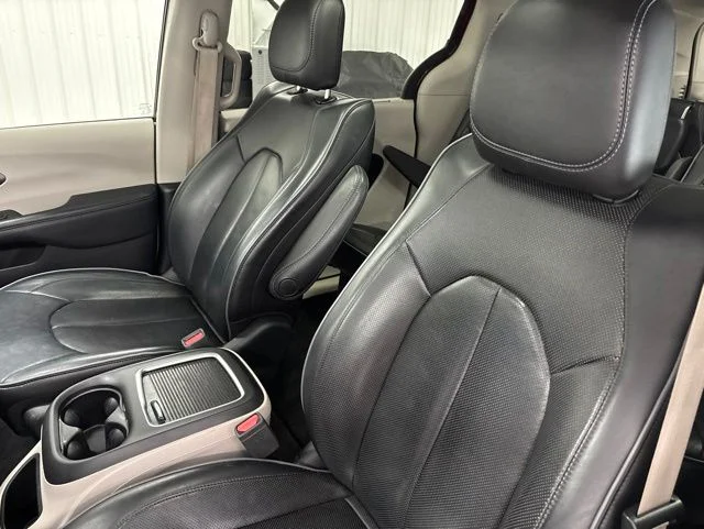Used 2019 Chrysler Pacifica Limited with VIN 2C4RC1GG1KR574204 for sale in Rochester, Minnesota