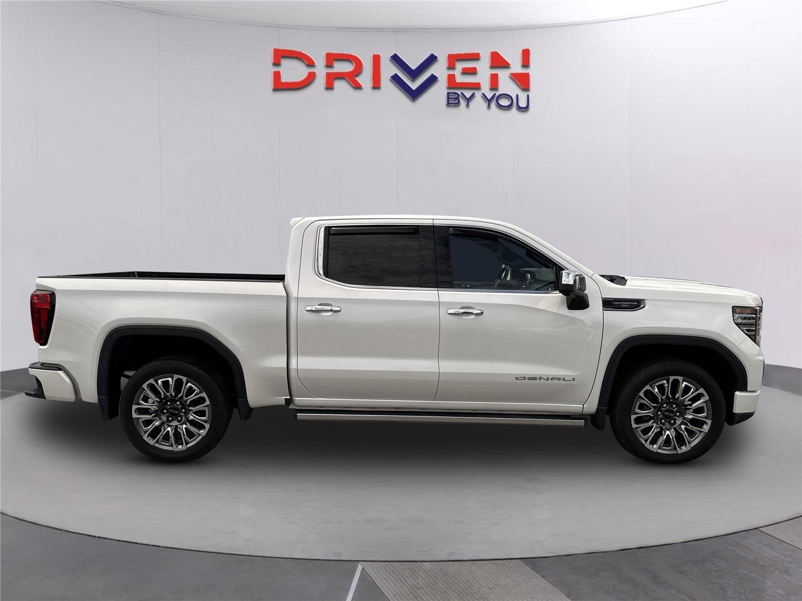 Used 2024 White Frost Tricoat GMC Denali Ultimate image 3