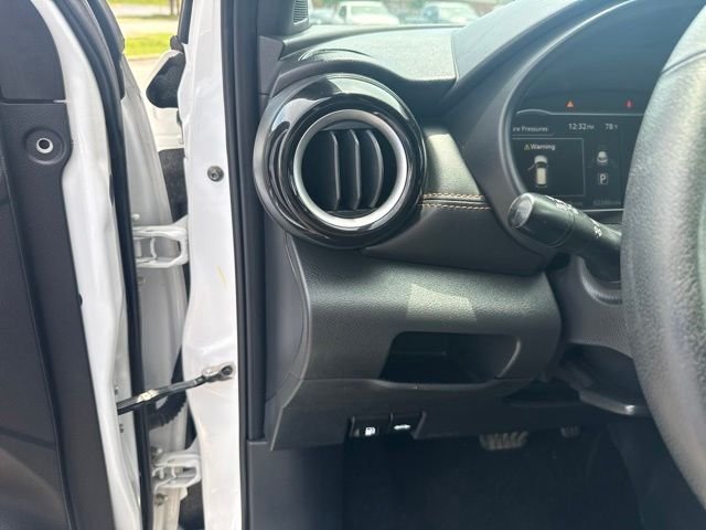 Used 2020 White Nissan SR image 15