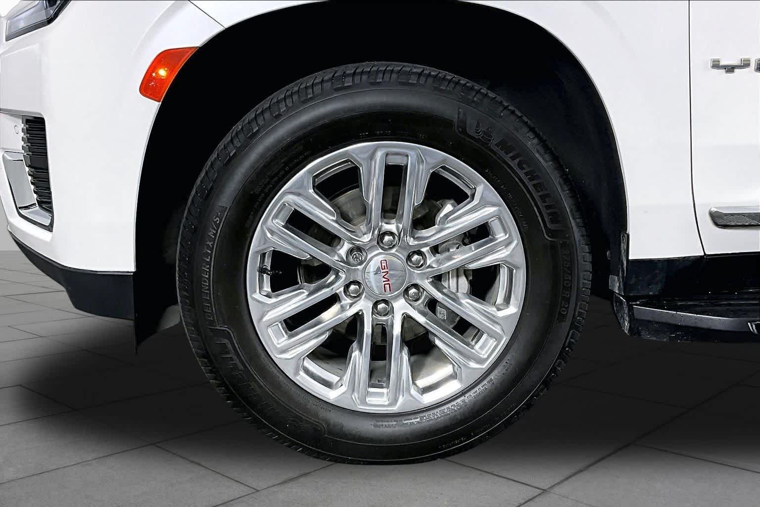 Used 2022 White Frost Tricoat GMC SLT image 11