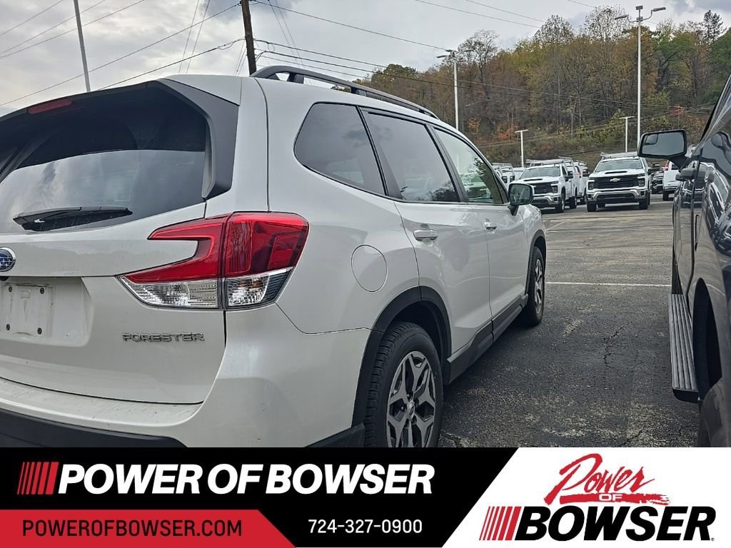 2023 Subaru Forester Premium photo 4