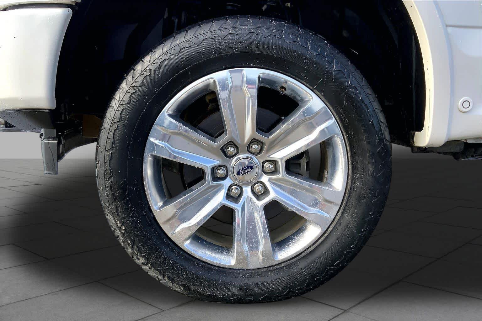 Used 2019 White Platinum Metallic Tri-Coat Ford Platinum image 11