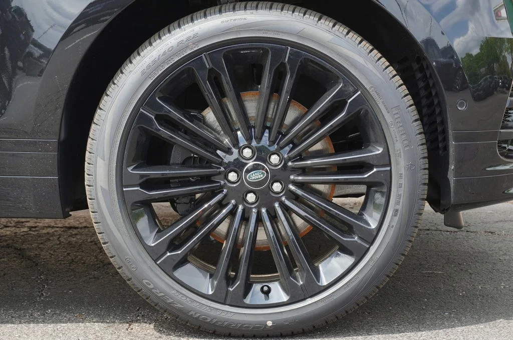 New 2026 Santorini Black Land Rover Dynamic SE image 9
