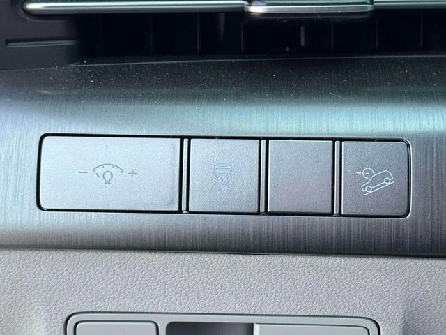 Used 2025 White Hyundai SEL image 24