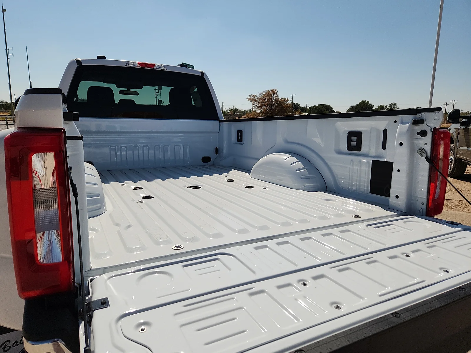 New 2027 Oxford White Ford XLT image 12