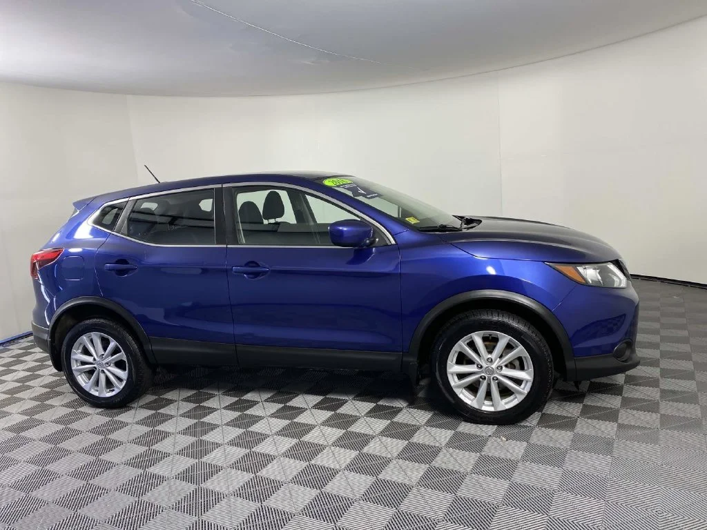 Used 2018 Caspian Blue Nissan S image 10